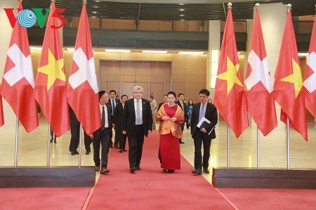 Vietnamiens et Suisses intensifient leur coopération législative - ảnh 1